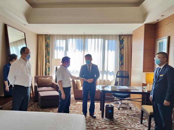 集团党委委员、董事郑贵林检查指导酒店疫情防控和防汛工作