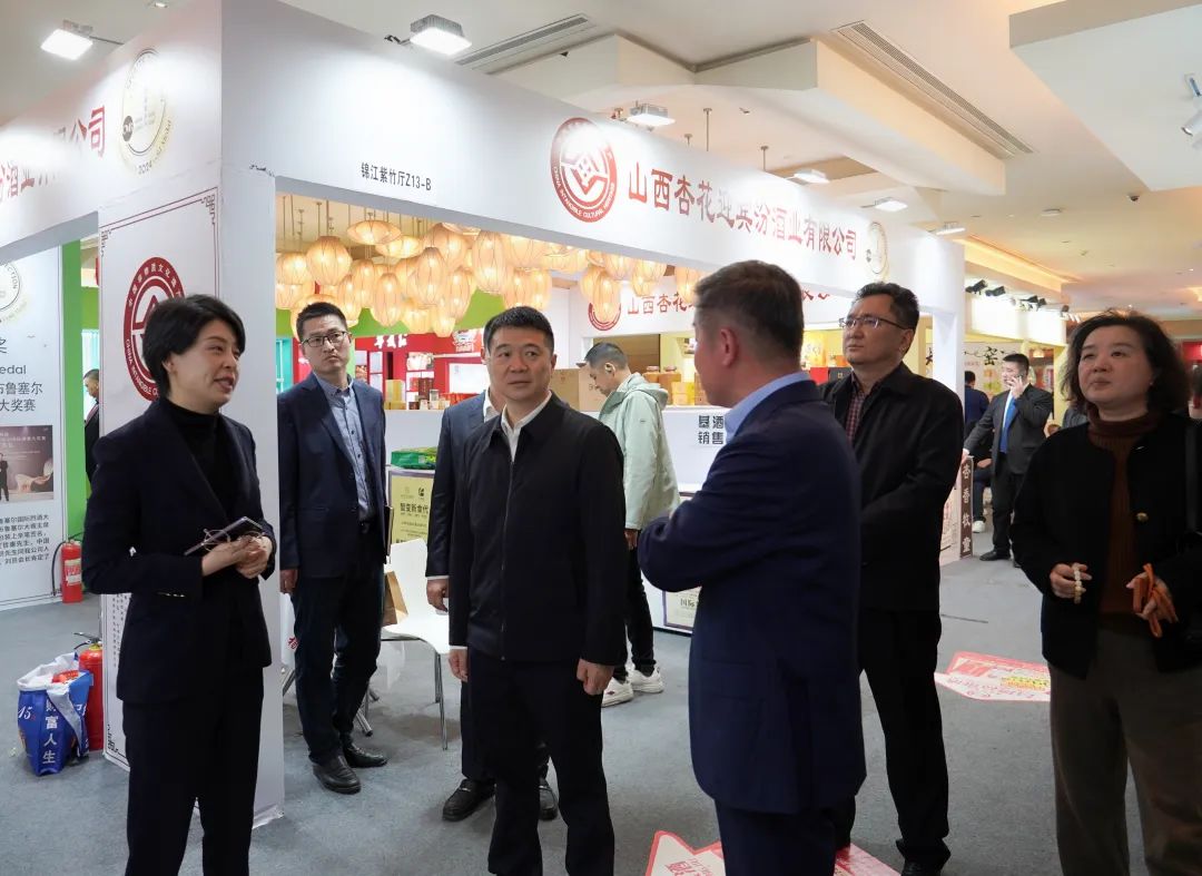 省尊龙凯时集团党委书记、董事长游勇率队到2025锦江宾馆春季酒类商务洽谈会现场检查指导重点工作